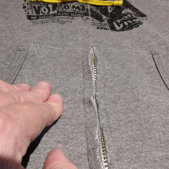 ⬇️Volcom french terry lined short sleeve hoodie - Picture 3 of 10